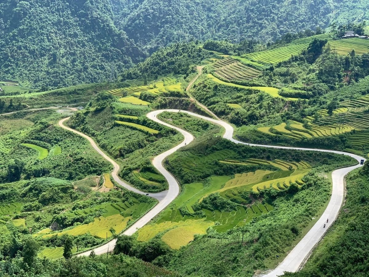 Die kurvige Straße durch die Terrassen auf dem Weg hinab nach Ban Ho