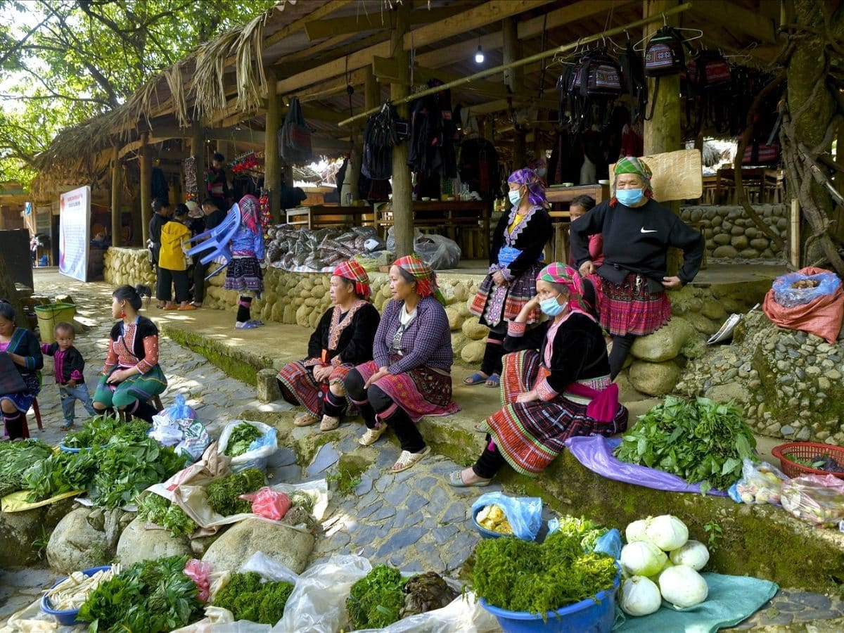 A highland market, with vegetables and handwoven goods laid out