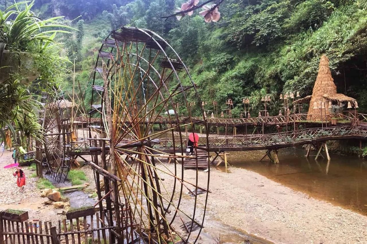 Ein riesiges Wasserrad aus Bambus am Bach und die Holzbrücke quer durchs Dorf.