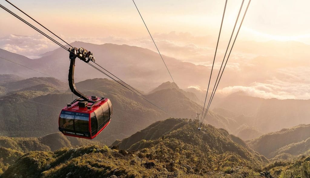 Eine Kabine der Fansipan-Seilbahn gleitet über das Hoang-Lien-Son-Gebirge.