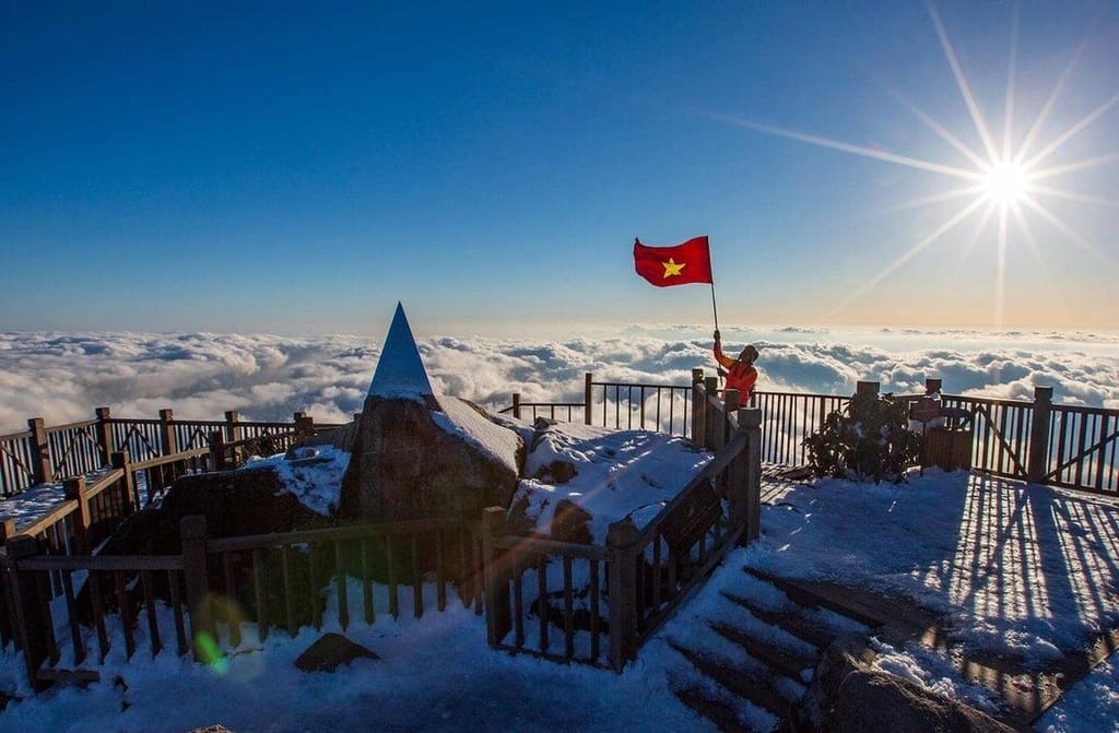 Die Gipfelpyramide des Fansipan mit Raureif über einem Wolkenmeer.